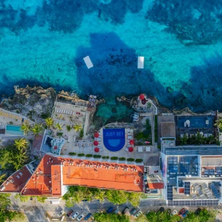 Bienvenidos a todos los competidores del 16th IronmanCozumel.🏝️ Las etapas de la competencia consisten en: 🏊🏻 Natación: La gran visibilidad del agua y la enorme vida submarina acompañará a los deportistas durante todo el recorrido. 🐠 🚴🏻‍♀️ Bicicleta: Resistencia y velocidad, en conjunto con los hermosos paisajes de la isla. 🏃🏻 Correr: Energía, pasión y pura adrenalina, con el apoyo de las personas para finalizar esta gran competencia! ¡Les deseamos mucho éxito a todos! 🙌🏻 . @ironmanmexico @cozumel_isla